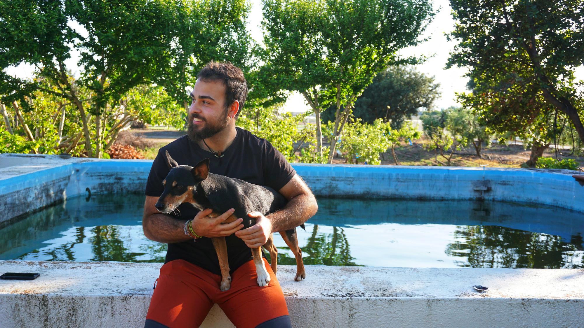 Homem jovem com um cão em todo o comprimento