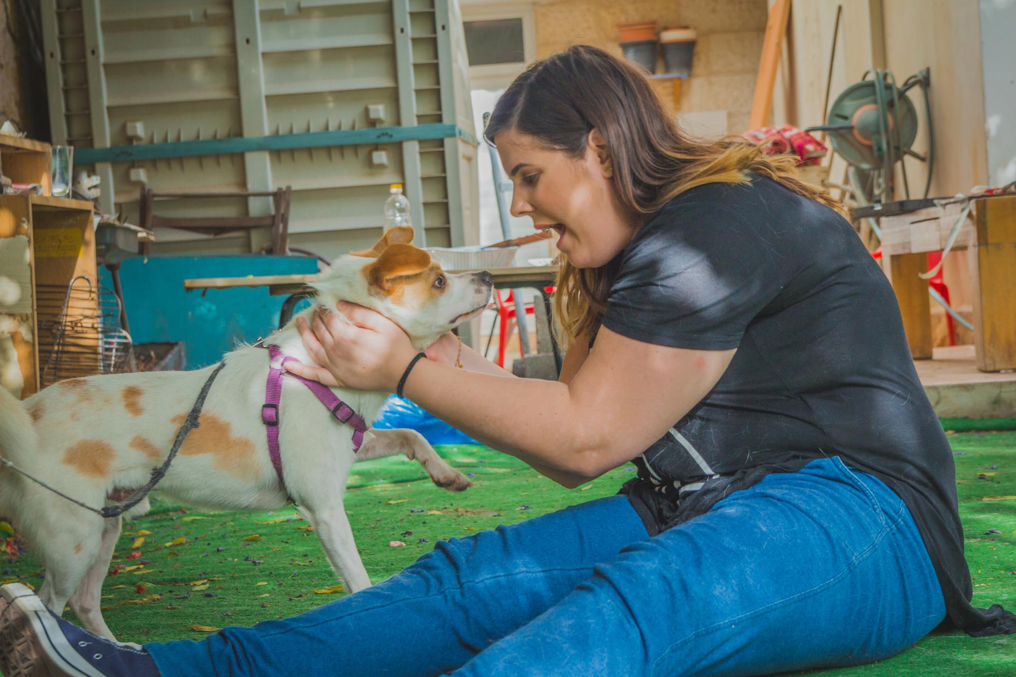 Comprimento total de mulher com cão
