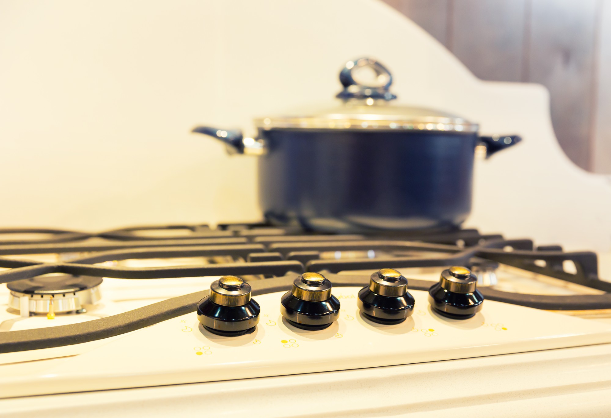 Fogão com panela na cozinha branca moderna