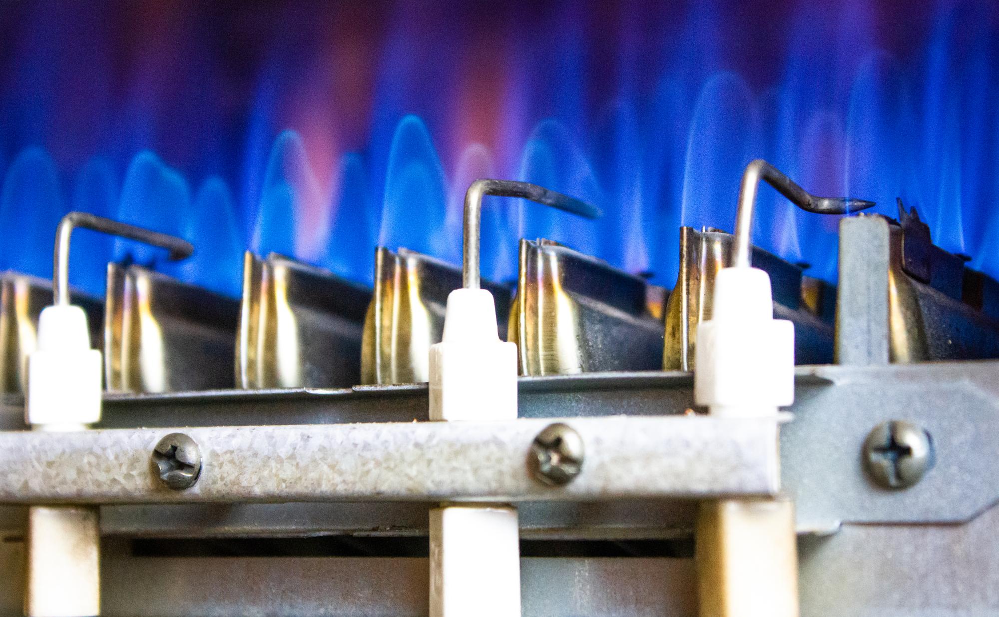 Equipamento de aquecimento de água a gás danificado Aquecedor de água a gás antigo