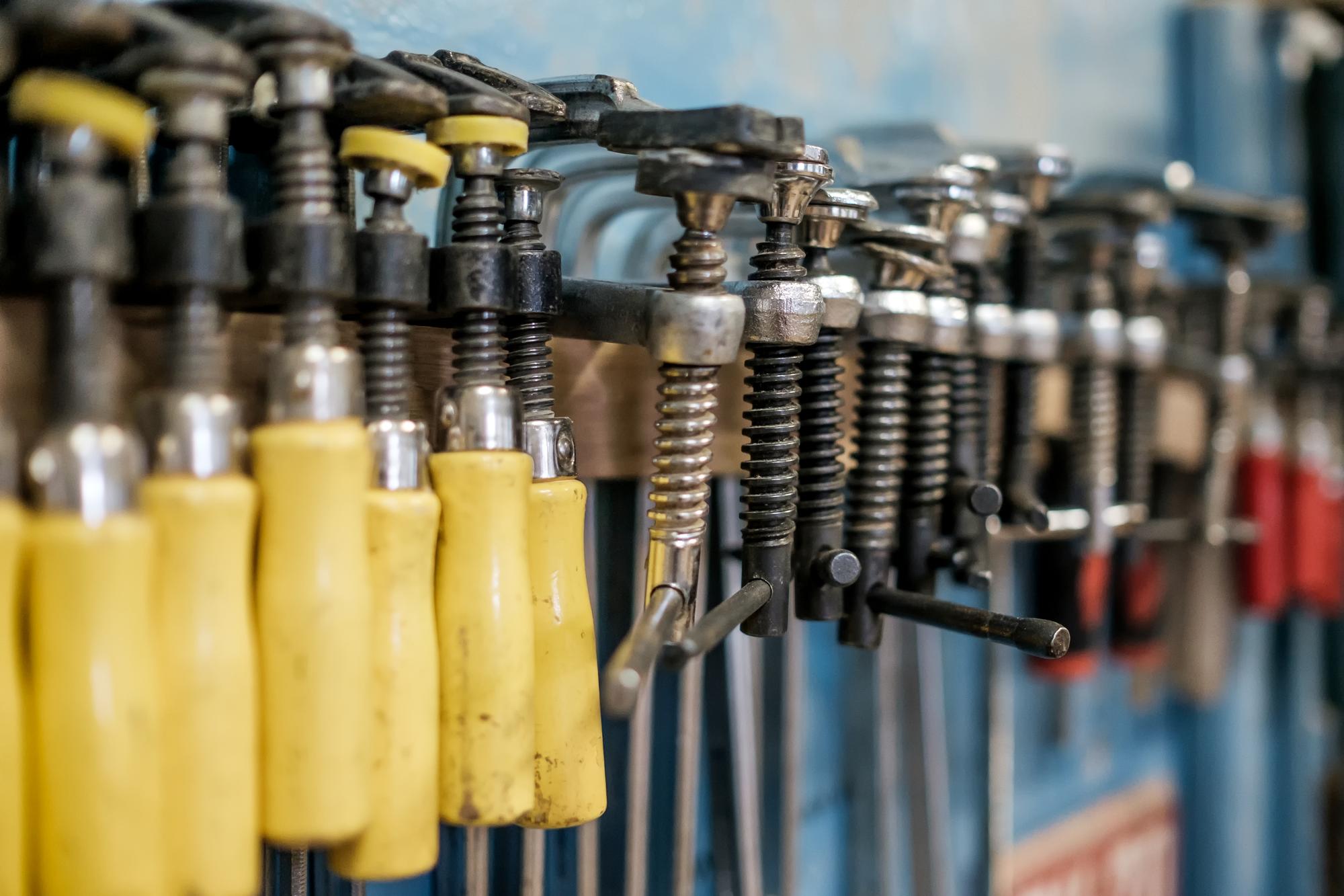 Grampos especiais para fixação e colagem de madeiras