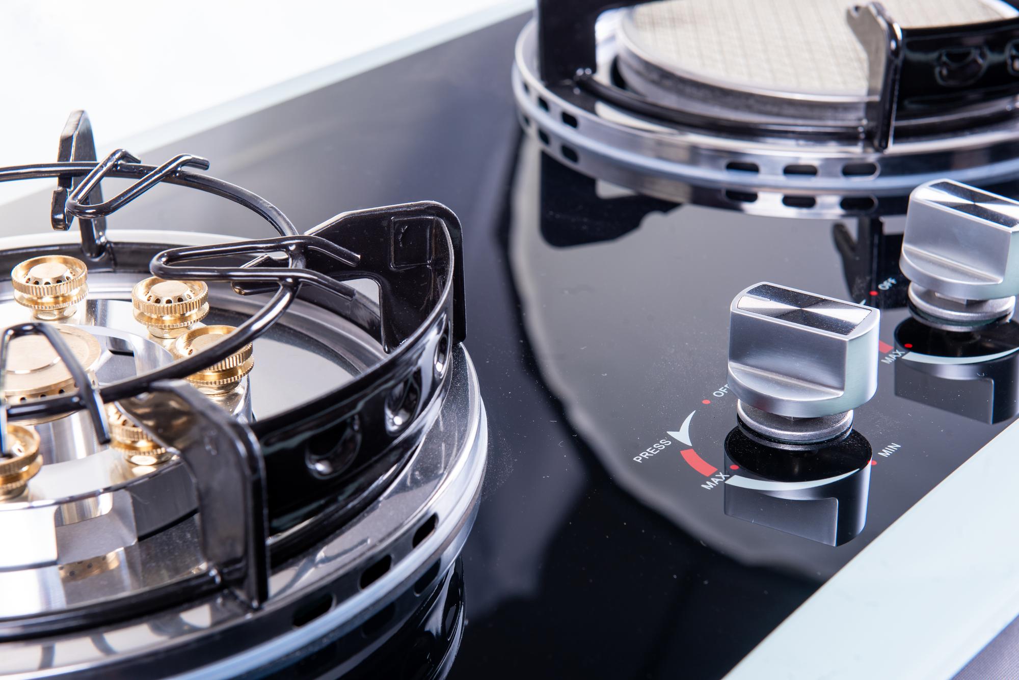 Closeup tiro fogão a gás de cozinha domésticaxA interior da cozinha e apartamento de luxo para venda Lugar aconchegante para cozinhar o conceito em fundo isolado