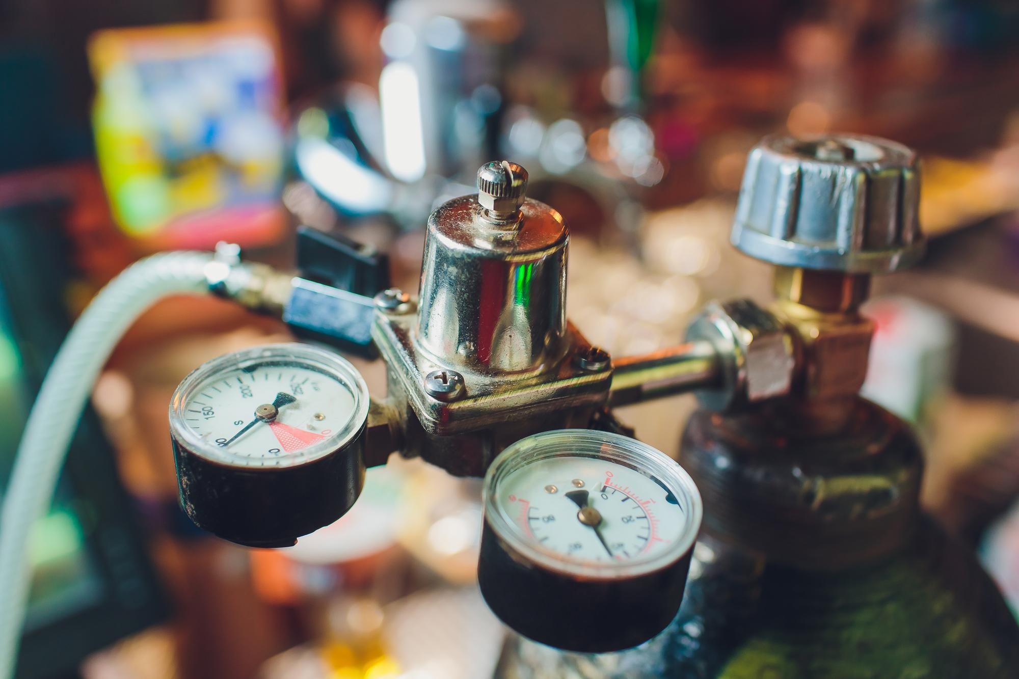 Fechamento de torneiras de cerveja em equipamentos metálicos para bares e minicervejarias, conceito moderno