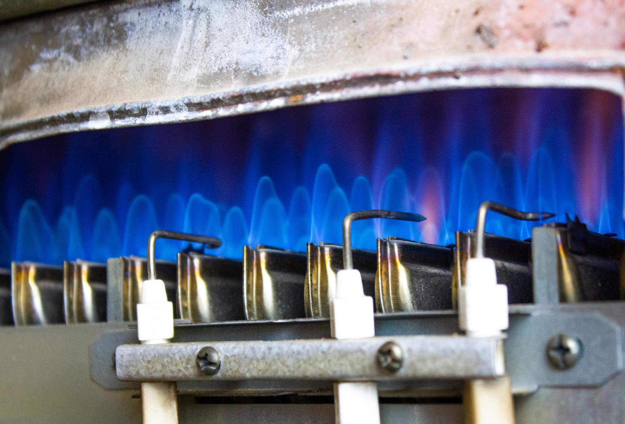 Equipamento de aquecimento de água a gás danificado Aquecedor de água a gás antigo