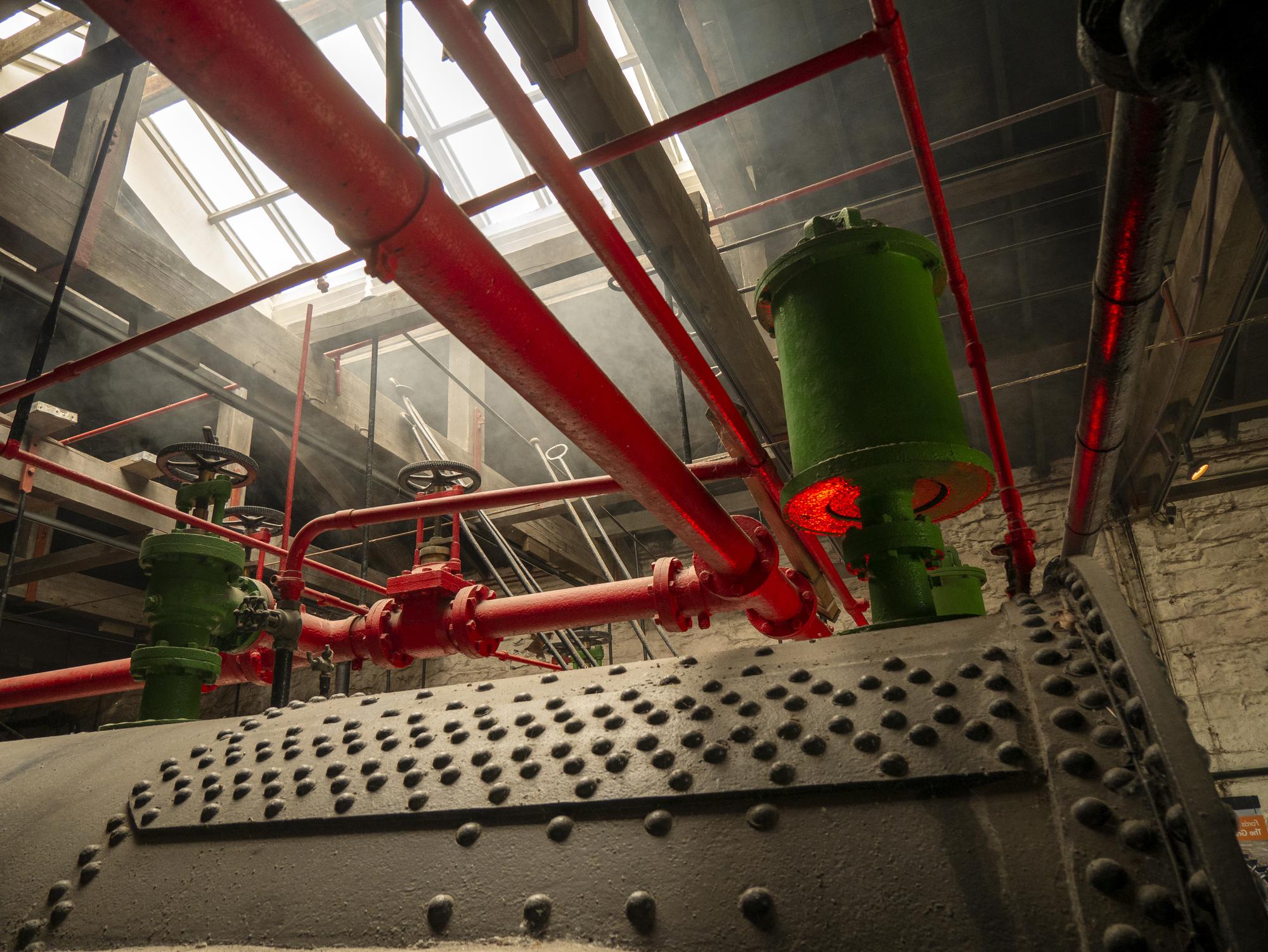 Usina de fundo de tubulações industriais com fábrica de motores a vapor e caldeiras sem pessoas