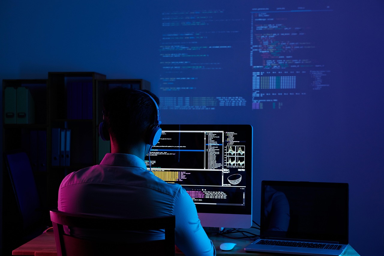 Interface de software empresarial moderno exibindo dashboards de performance e integração de processos em telas de alta tecnologia.