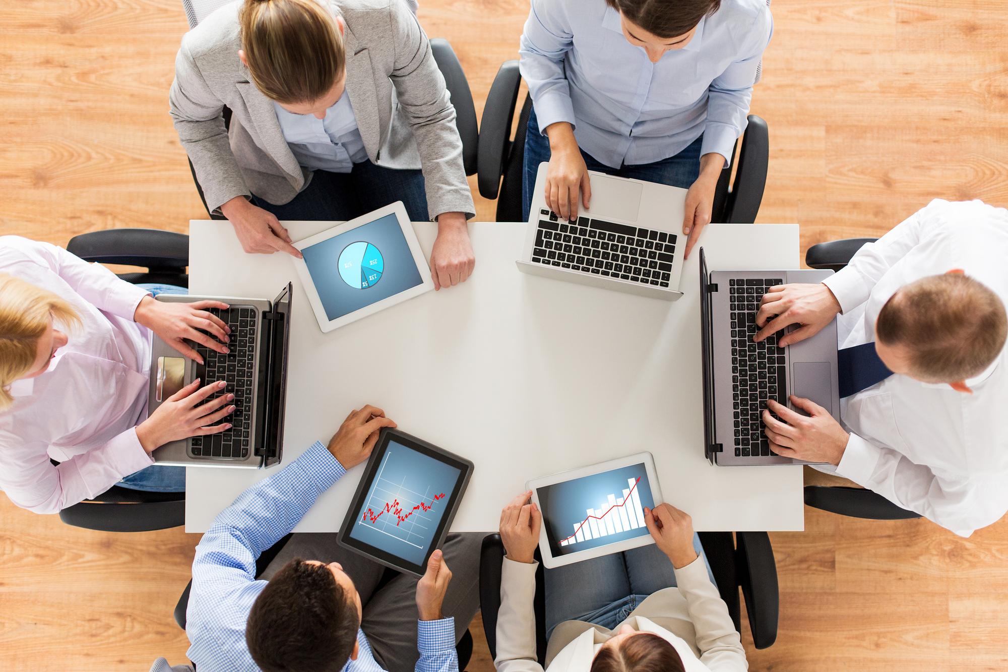 Diretora executiva analisando métricas de expansão em um escritório moderno com tecnologia de ponta