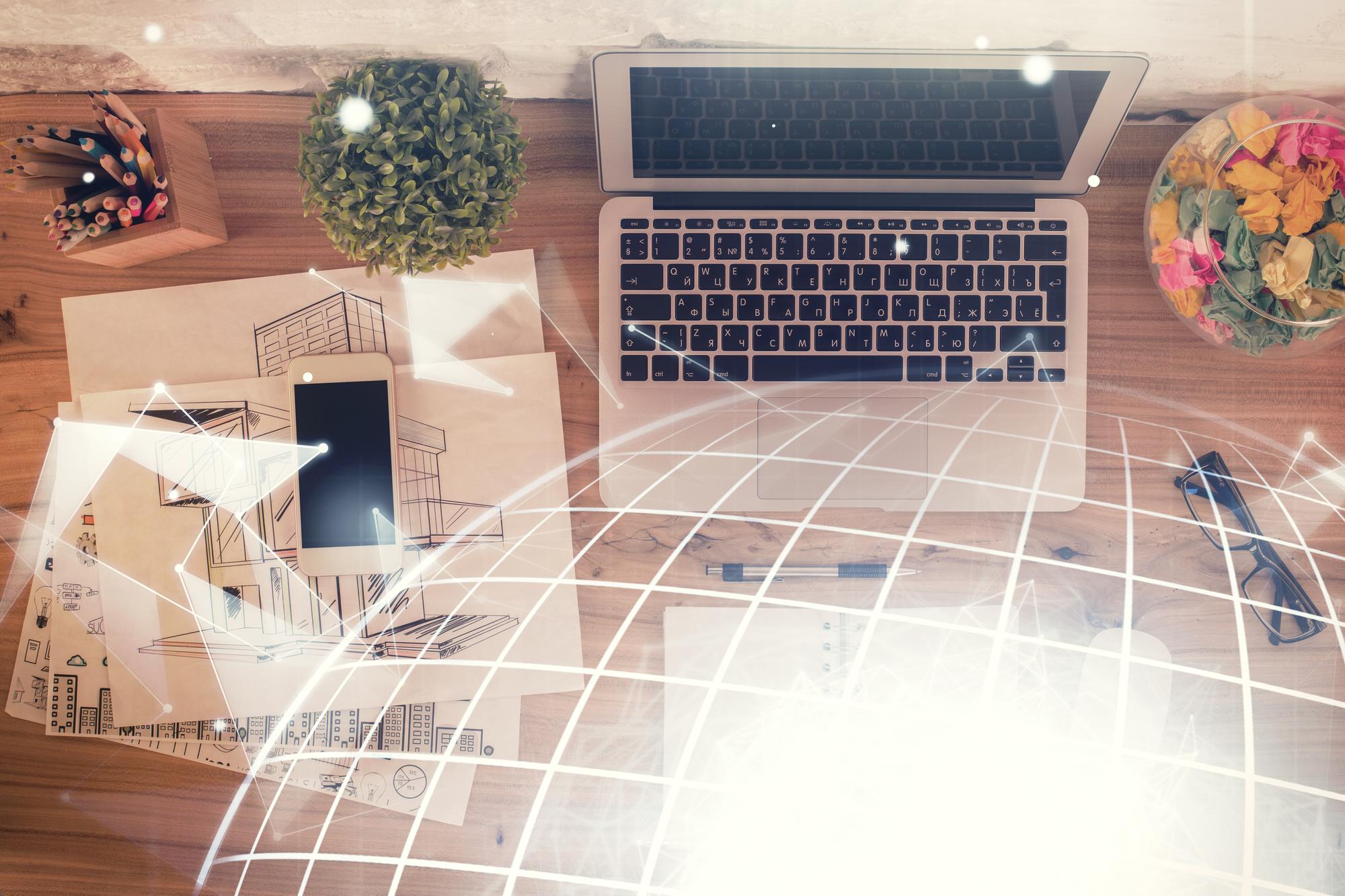 Dupla exposição do desenho do holograma do mapa sobre o fundo da mesa de estudo com o conceito de computador da rede internacional Vista superior