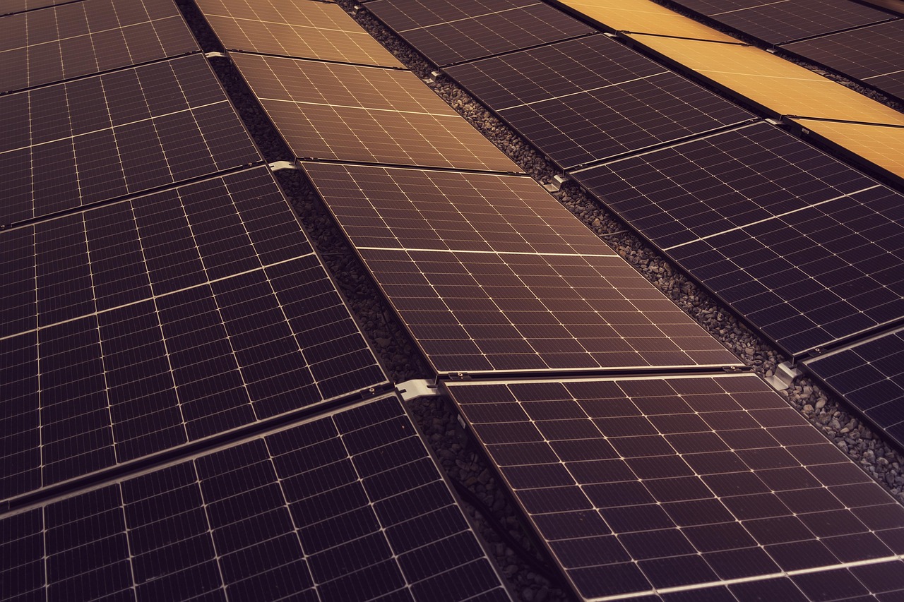 Estrutura de prédio sustentável com painéis solares e integração digital representada por linhas conectadas