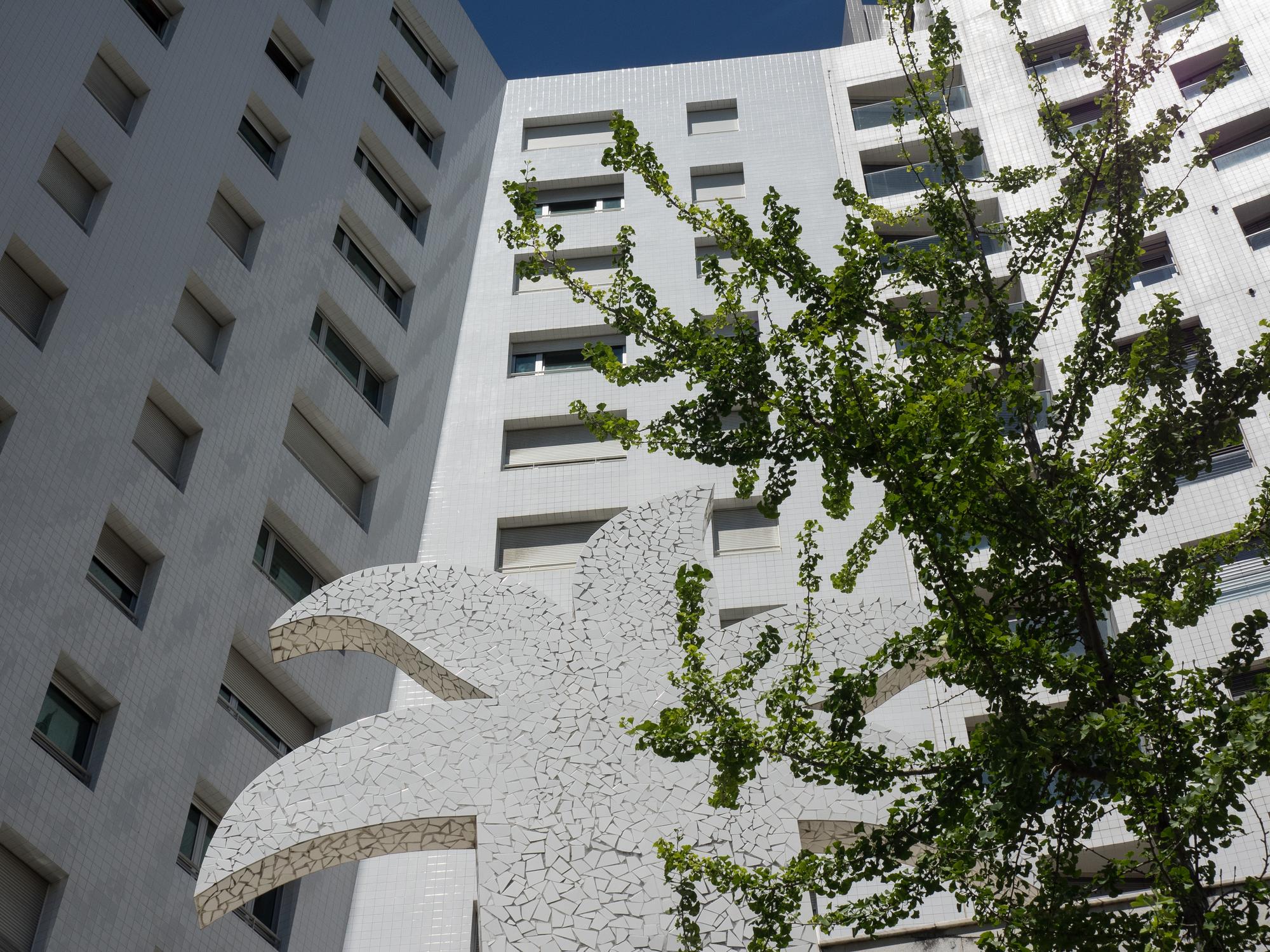 Edificação moderna de arquitetura sustentável integrada à natureza, com painéis solares e acabamento em madeira maciça premium.