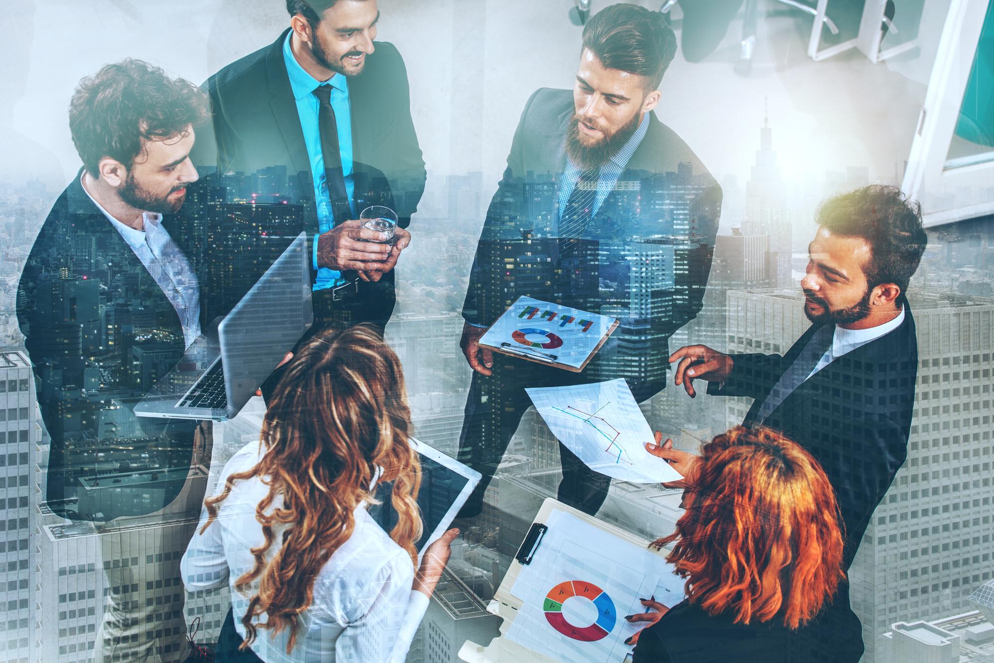 As pessoas trabalham juntas no escritório como trabalho em equipe e parceiro