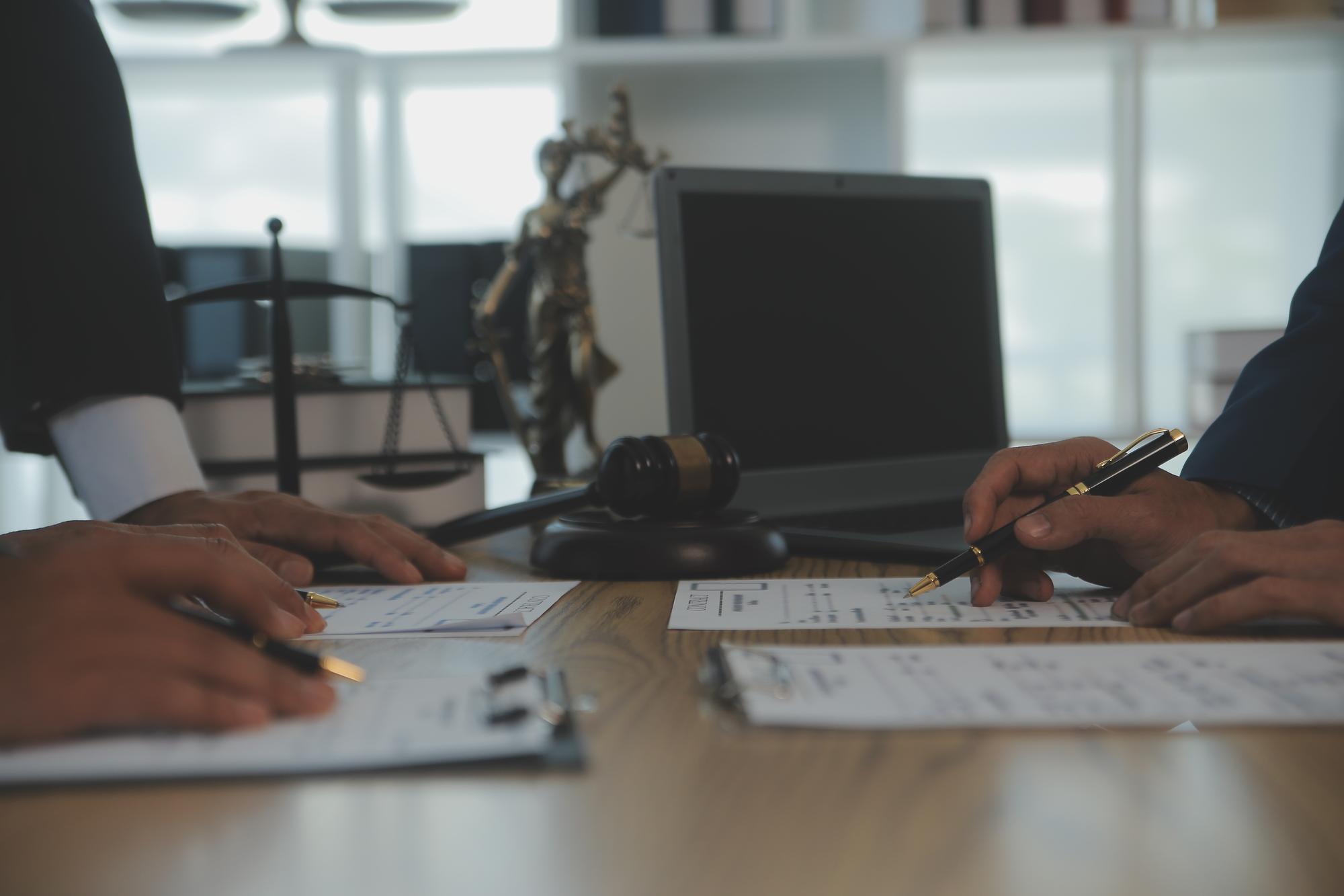 Consulta e conferência de advogados do sexo masculino e empresárias profissionais trabalhando e discussão em escritório de advocacia Conceitos de direito Juiz martelo com balança de justiça