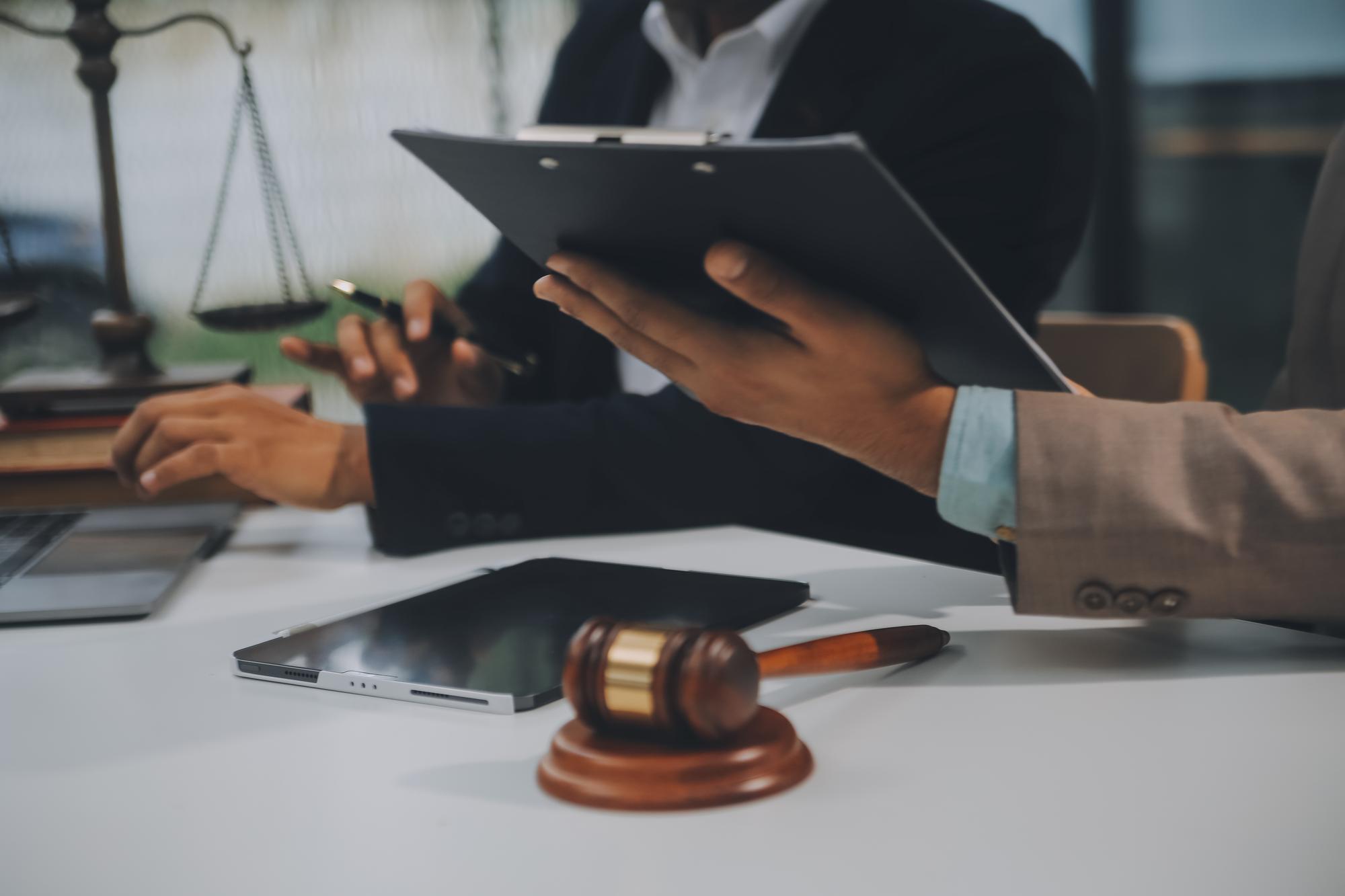 Negócios e advogados discutindo papéis de contrato com escala de latão na mesa no escritório Serviços jurídicos de Direito aconselhamento justiça e direito conceito de imagem com efeito de grão de filme