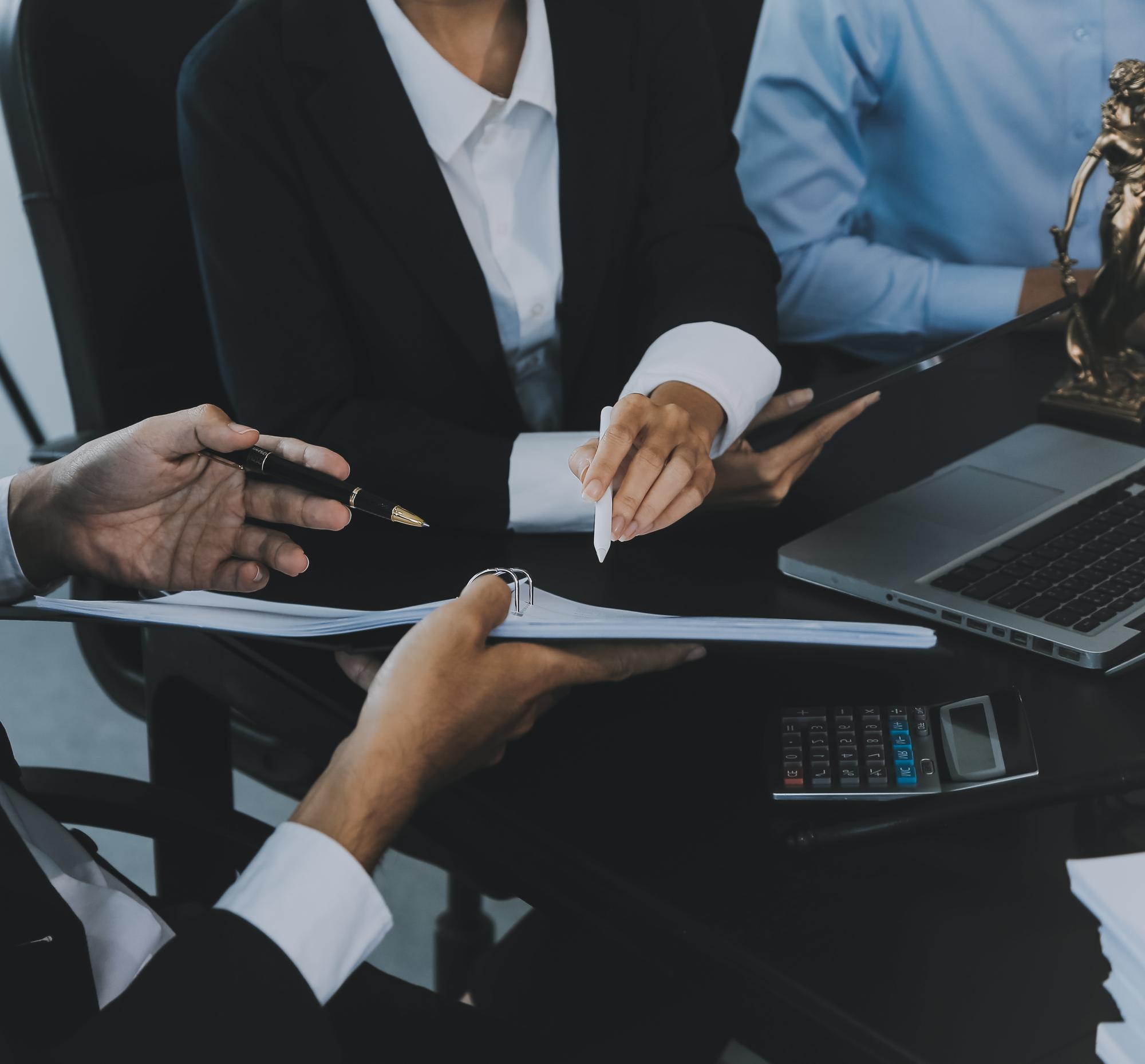 Negócios e advogados discutindo papéis de contrato com escala de latão na mesa no escritório Serviços jurídicos de Direito aconselhamento justiça e direito conceito de imagem com efeito de grão de filme