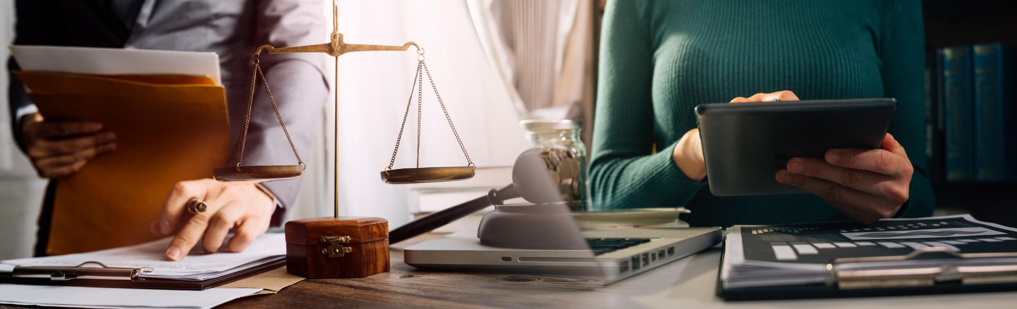 Negócios e advogados discutindo papéis de contrato com escala de latão na mesa no escritório Serviços jurídicos de Direito aconselhamento justiça e direito conceito de imagem com efeito de grão de filme