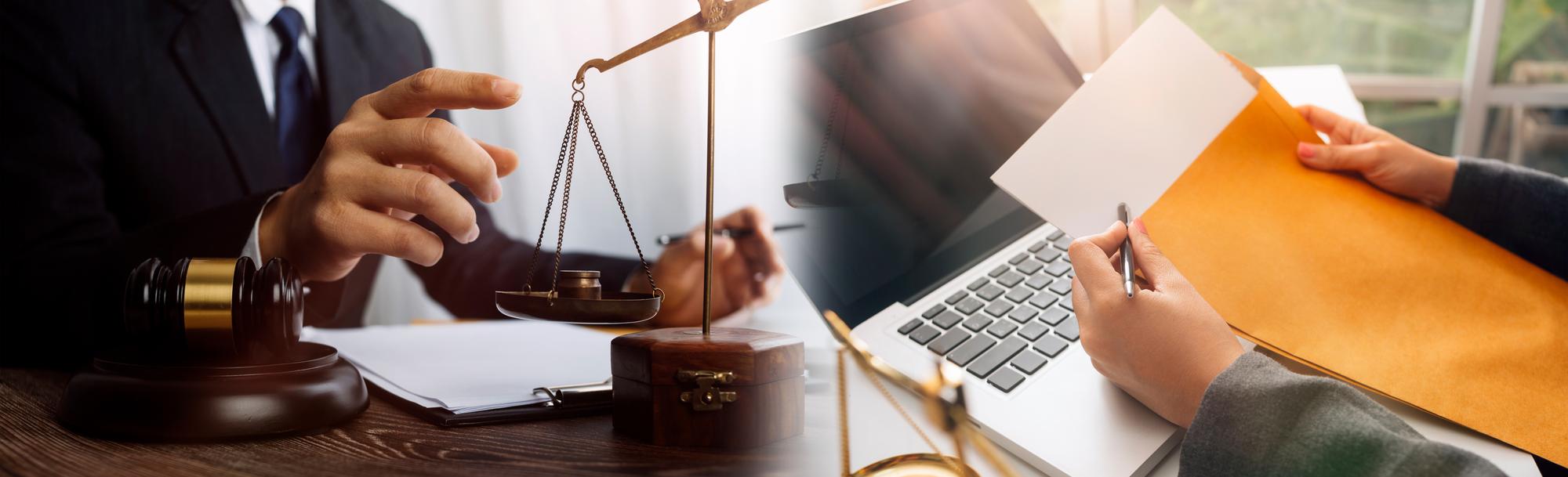 Negócios e advogados discutindo papéis de contrato com escala de latão na mesa no escritório Serviços jurídicos de Direito aconselhamento justiça e direito conceito de imagem com efeito de grão de filme