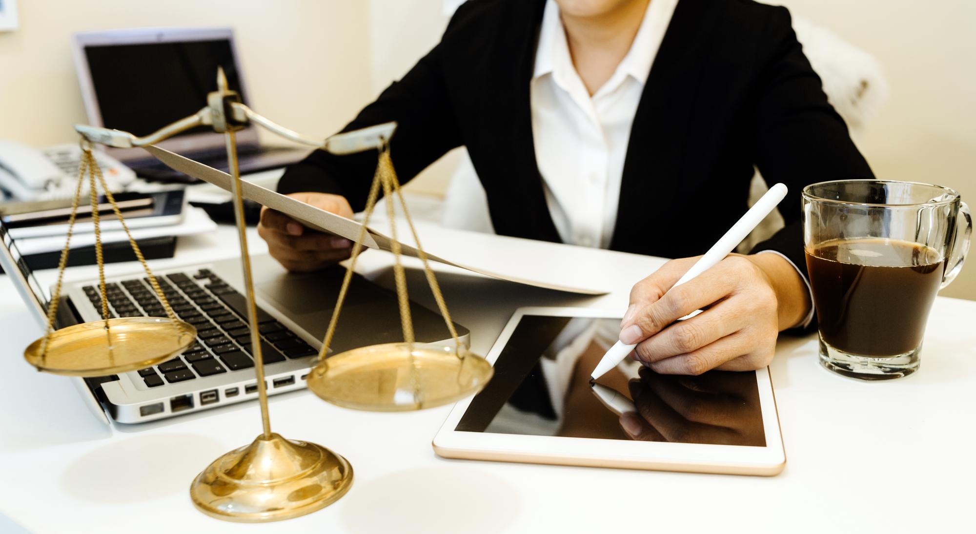 Negócios e advogados discutindo papéis de contrato com escala de latão na mesa no escritório Serviços jurídicos de Direito aconselhamento justiça e direito conceito de imagem com efeito de grão de filme