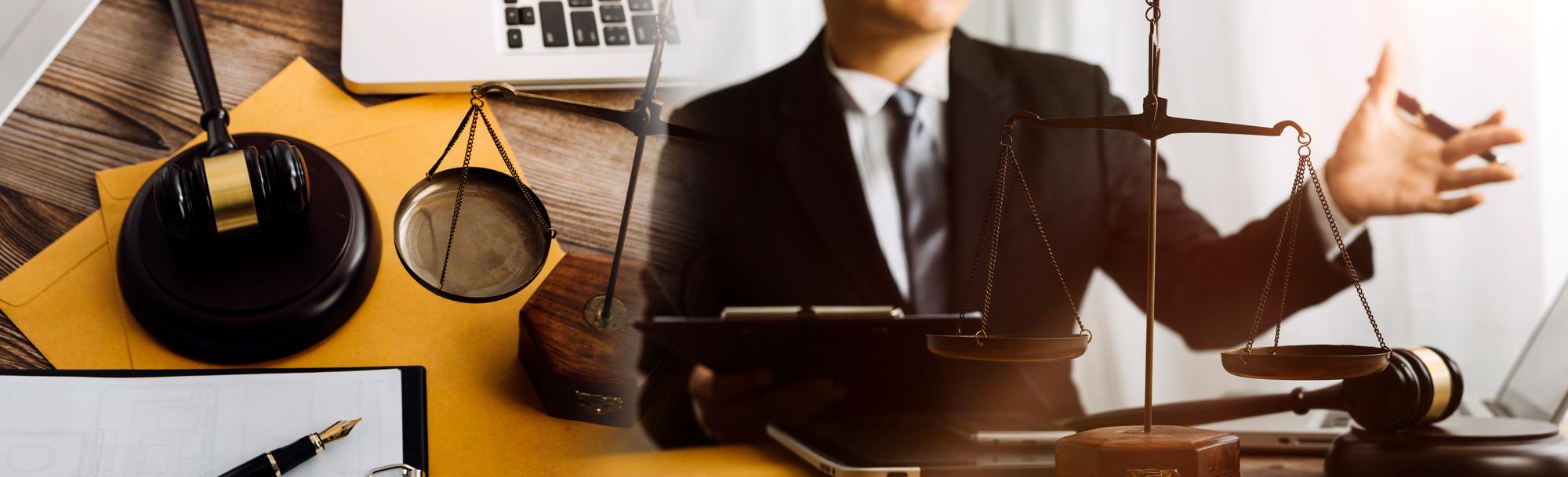 Negócios e advogados discutindo papéis de contrato com escala de latão na mesa no escritório Serviços jurídicos de Direito aconselhamento justiça e direito conceito de imagem com efeito de grão de filme