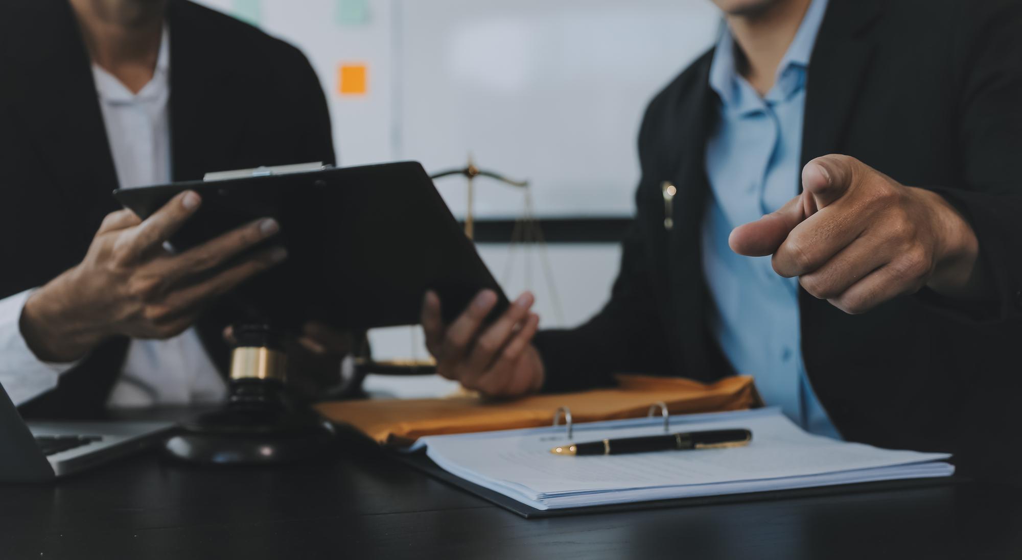 Consulta e conferência de advogados do sexo masculino e empresárias profissionais trabalhando e discussão em escritório de advocacia Conceitos de direito Juiz martelo com balança de justiça
