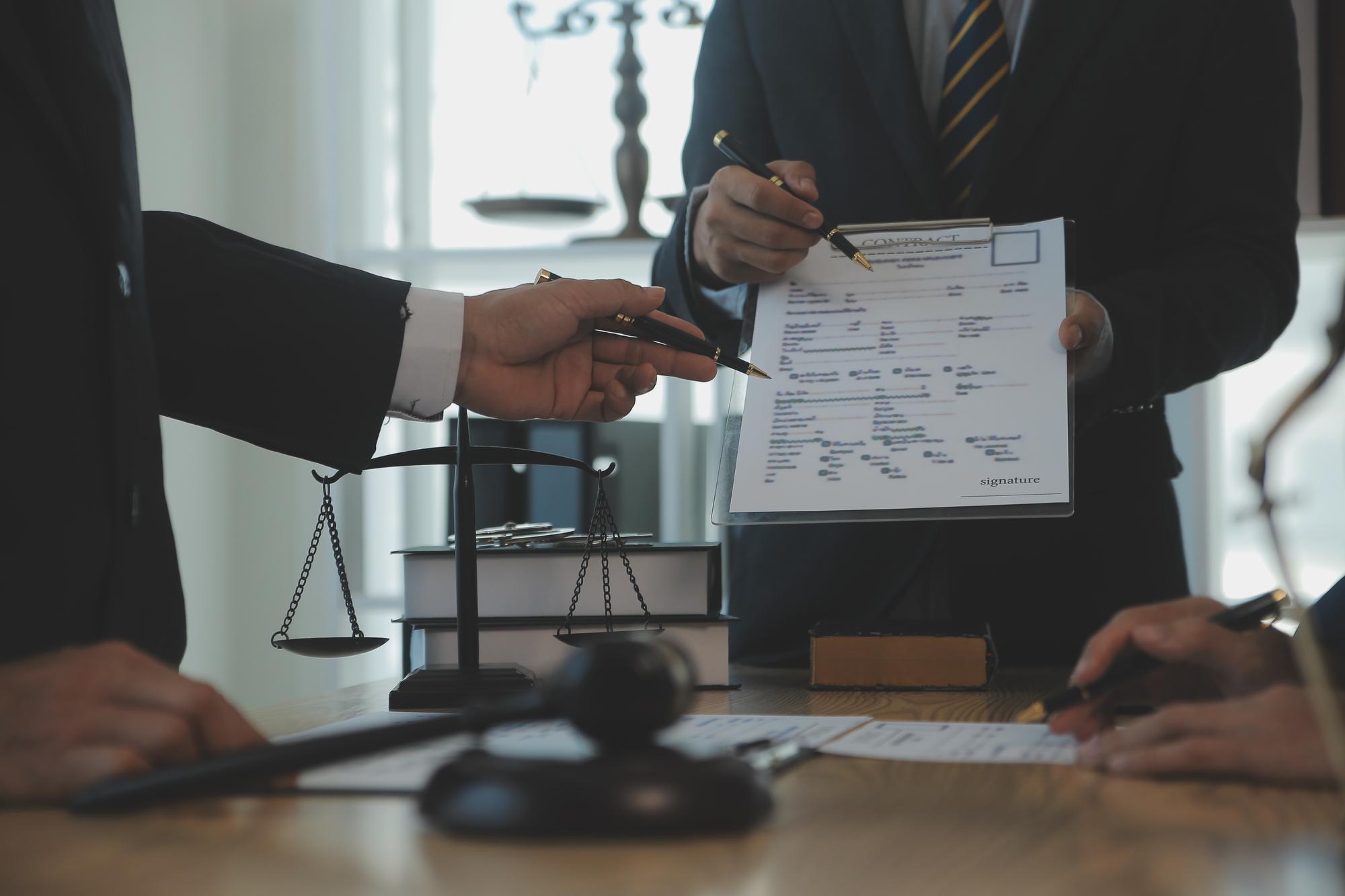 Consulta e conferência de advogados do sexo masculino e empresárias profissionais trabalhando e discussão em escritório de advocacia Conceitos de direito Juiz martelo com balança de justiça