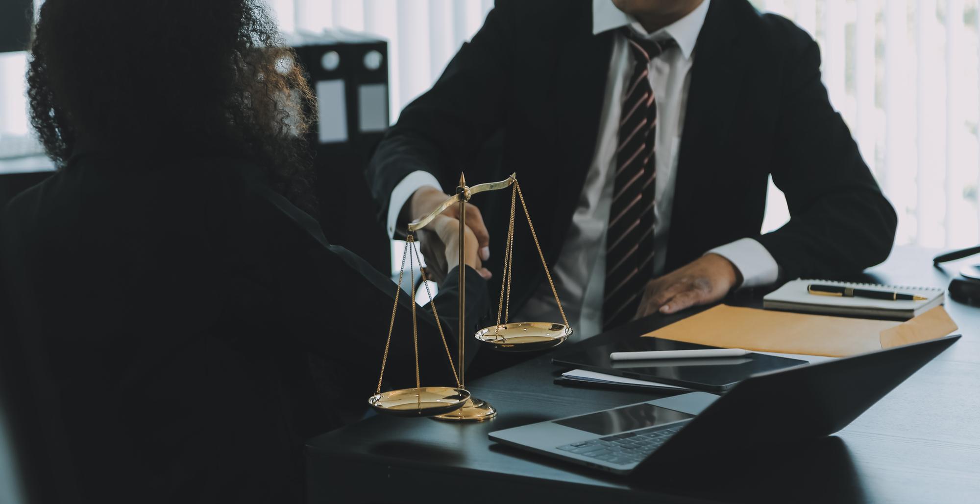 Martelo de juiz com advogados de Justiça tendo reunião de equipe no fundo do escritório de advocacia Conceitos de Direito e Serviços Jurídicos