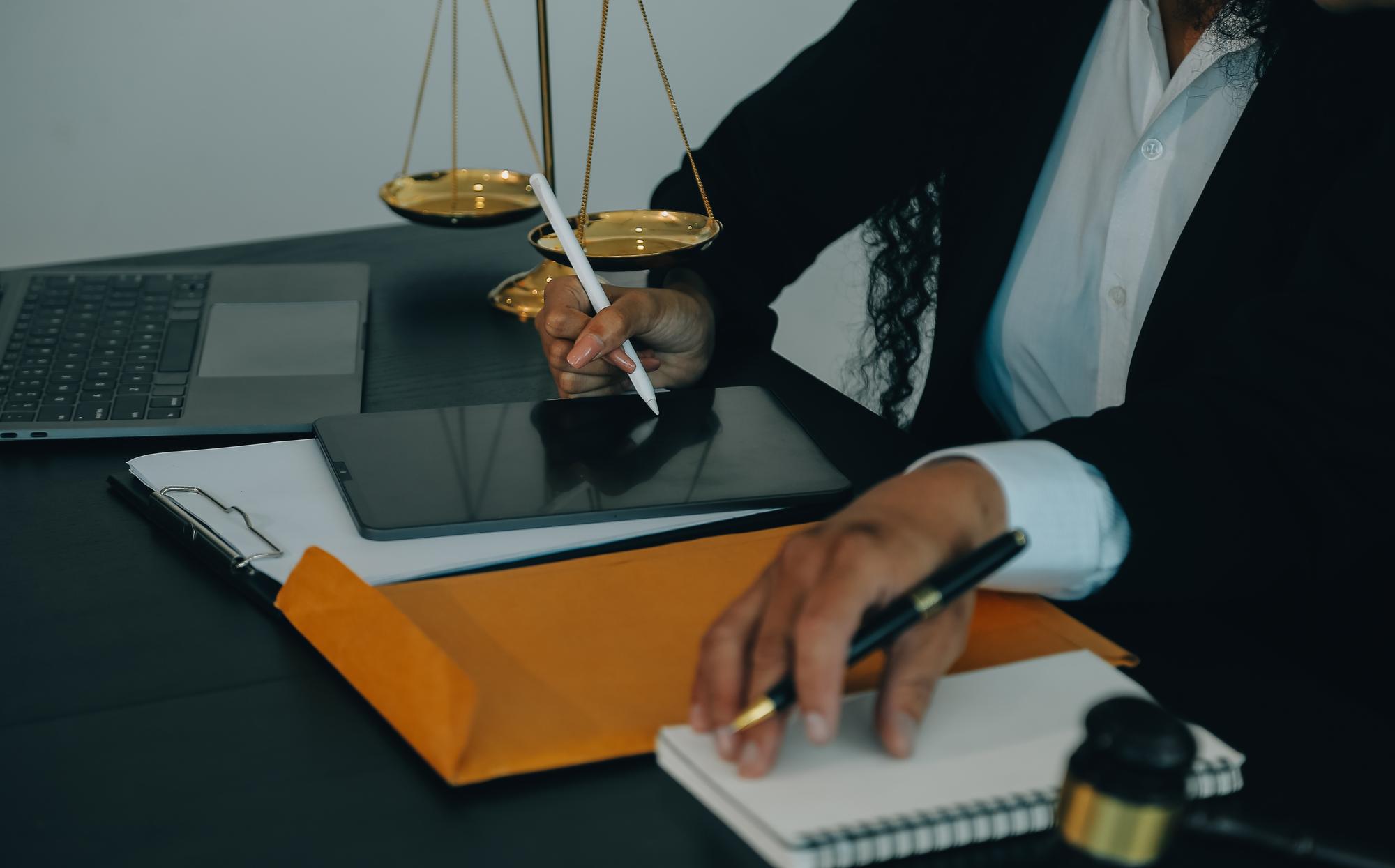 Martelo de juiz com advogados de Justiça tendo reunião de equipe no fundo do escritório de advocacia Conceitos de Direito e Serviços Jurídicos