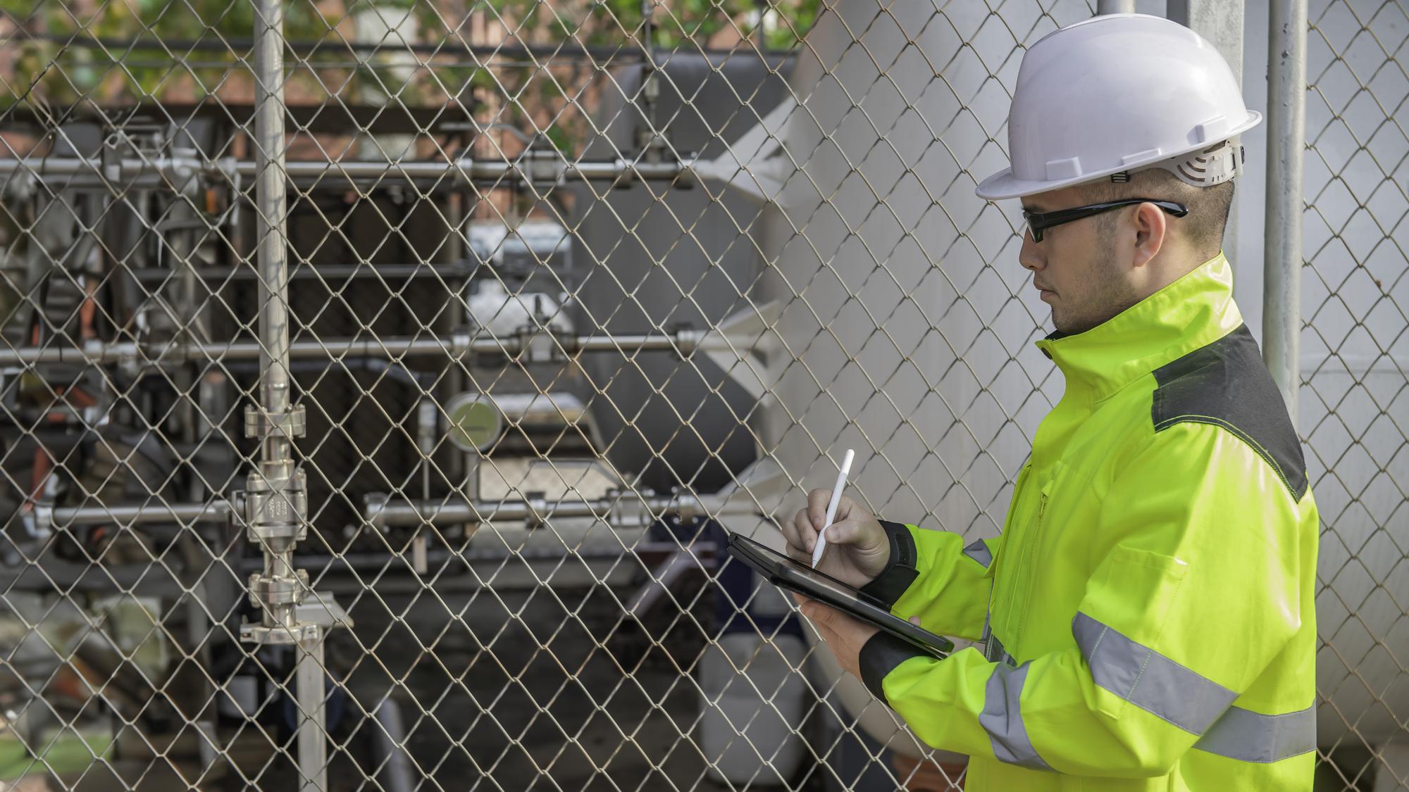 Engenheiros trabalham no local para manter o cronograma de manutenção preventiva de hélio líquido verificando o povo da Tailândia