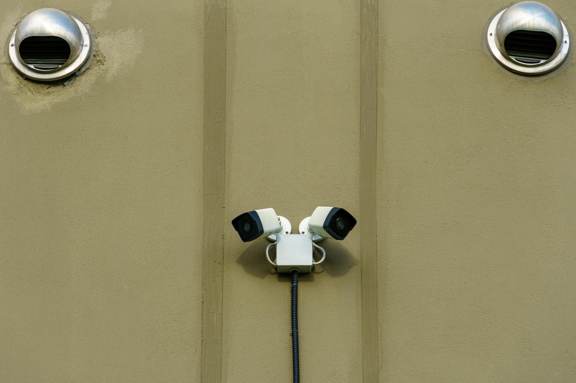 Uma câmera de vigilância por vídeo é instalada na fachada de um edifício Sistemas de vigilância por vídeo Sistemas de segurança digital e proteção contra roubo Tecnologias digitais Câmera de CFTV na parede