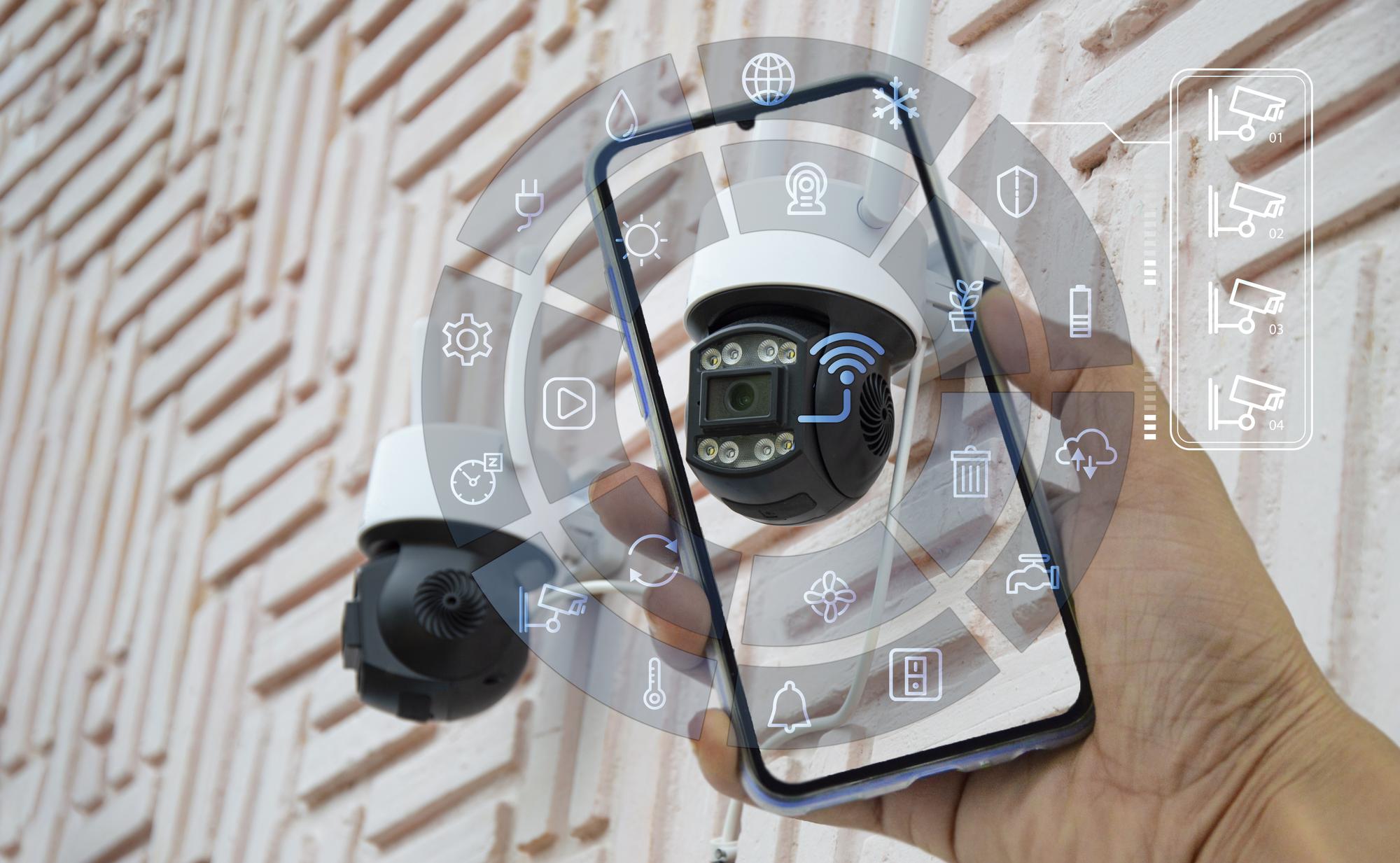 Um pai de família usando um smartphone para verificar o status do portão eletrônico de sua casa moderna à noite