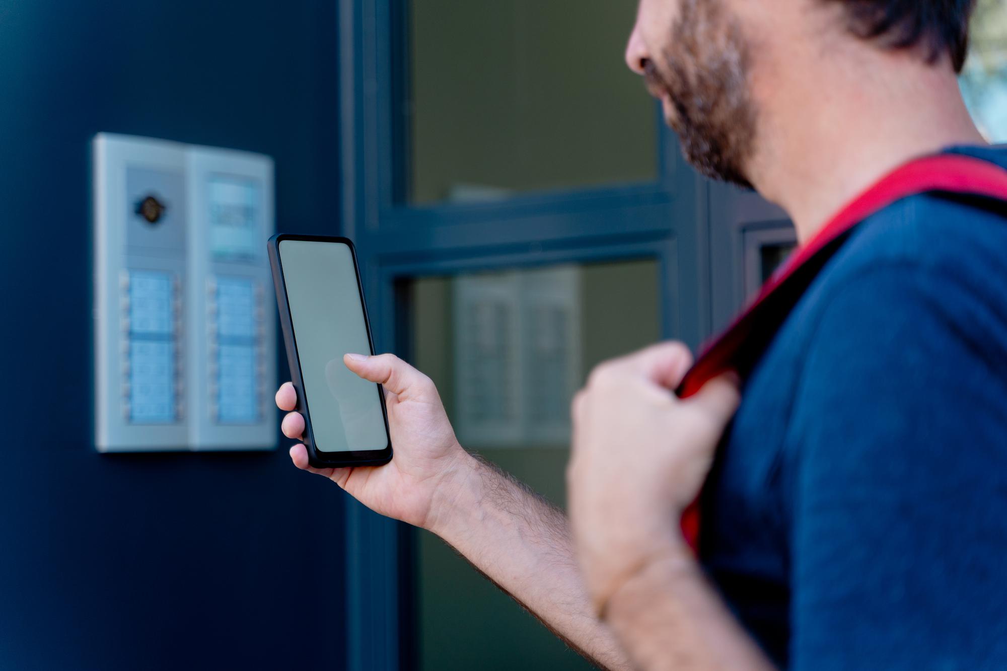 Interface de aplicativo mobile integrado ao sistema de interfonia e câmeras de segurança do condomínio