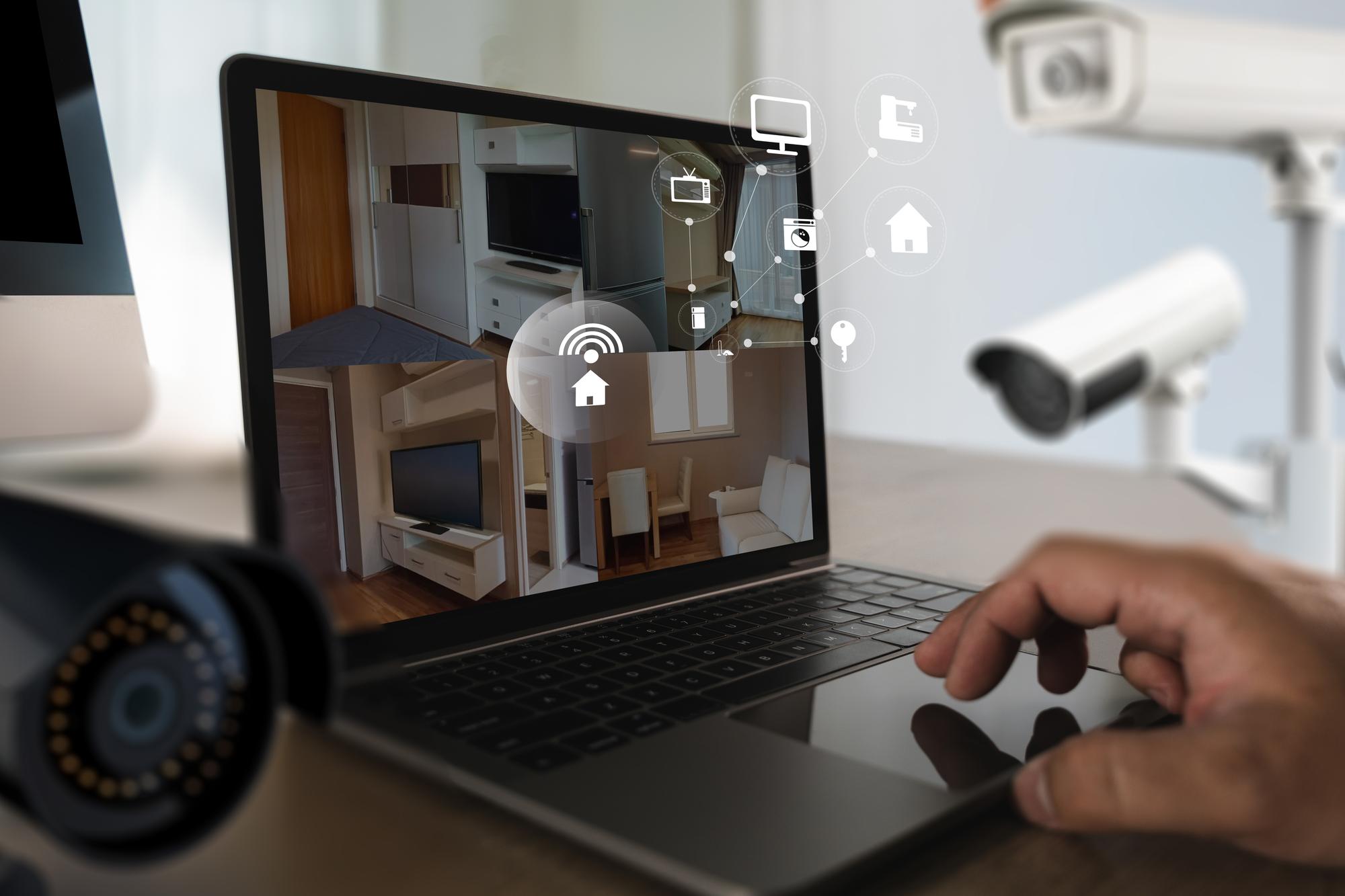 Sistema de segurança de CCTV homem monitoramento no escritório a partir de telefone inteligente C
