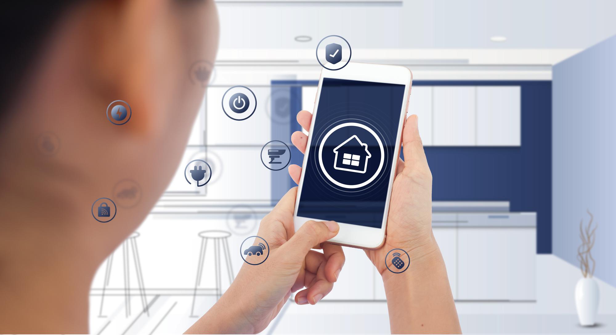 Interface de aplicativo mobile mostrando integração de sistema de segurança residencial com alertas e câmeras