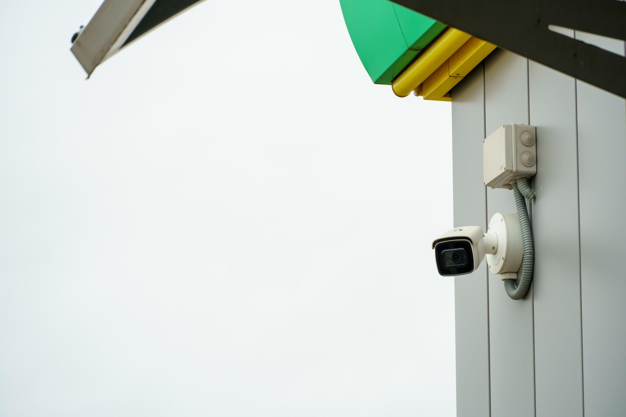 Sistemas de videovigilância Sistemas de segurança e proteção contra roubo Câmera de CCTV de segurança instalada na fachada de um edifício residencial Tecnologia digital