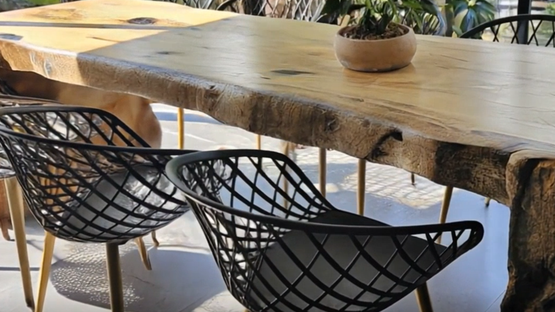 Detalhe técnico da junção de 45 graus de uma mesa cascata Arwo revelando a continuidade dos veios da madeira