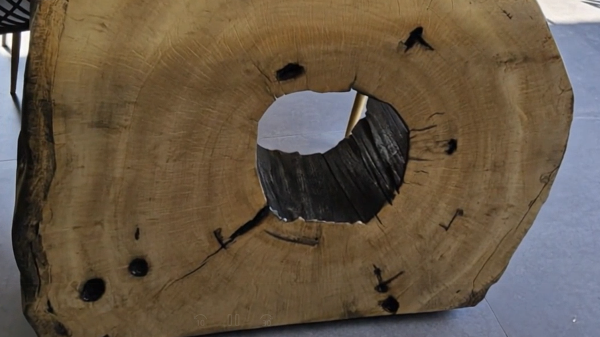 Ambiente de escritório luxuoso com uma grande mesa de reunião modelo cascata em madeira escura de alto padrão