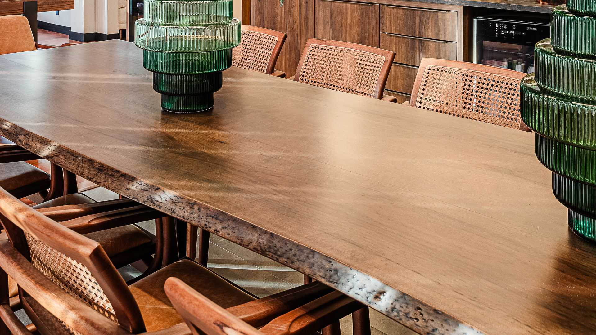 Mesa de jantar de madeira maciça com bordas orgânicas em ambiente de luxo minimalista