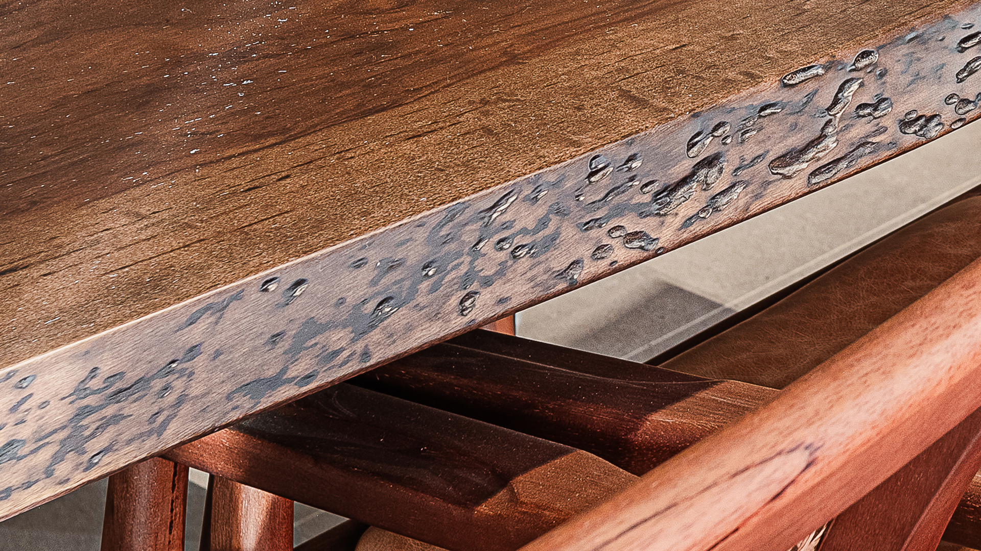 Detalhe de borda orgânica live edge em uma mesa de centro de alto padrão