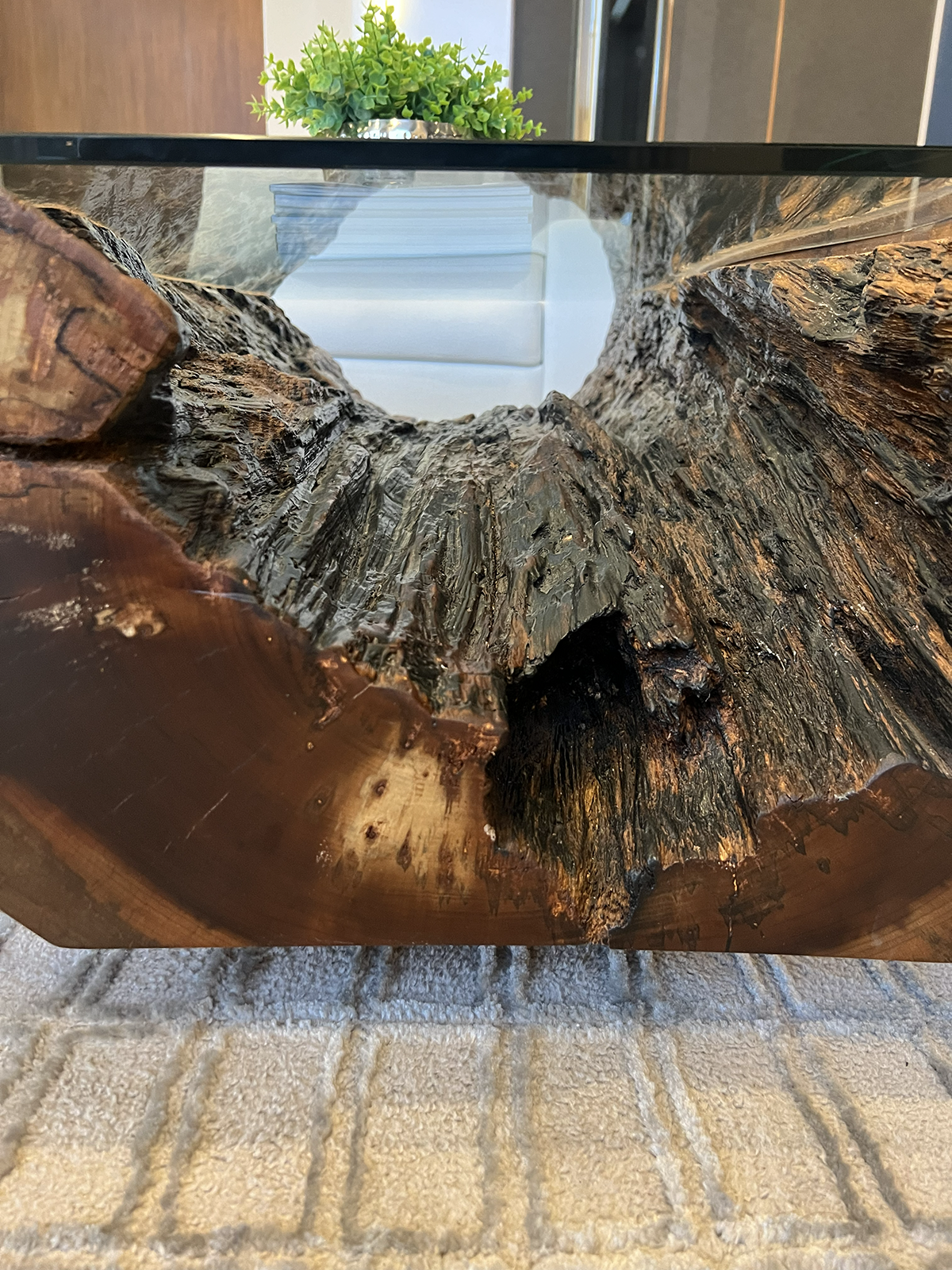 Detalhe aproximado de uma mesa de centro Arwo mostrando a textura da madeira maciça e a técnica live edge