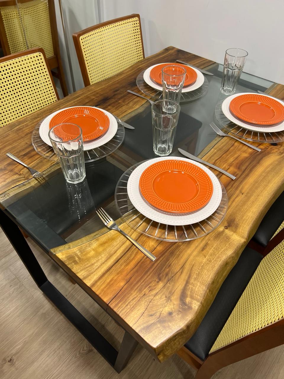 Detalhe aproximado da textura de uma mesa de madeira maciça com técnica Live Edge e acabamento refinado