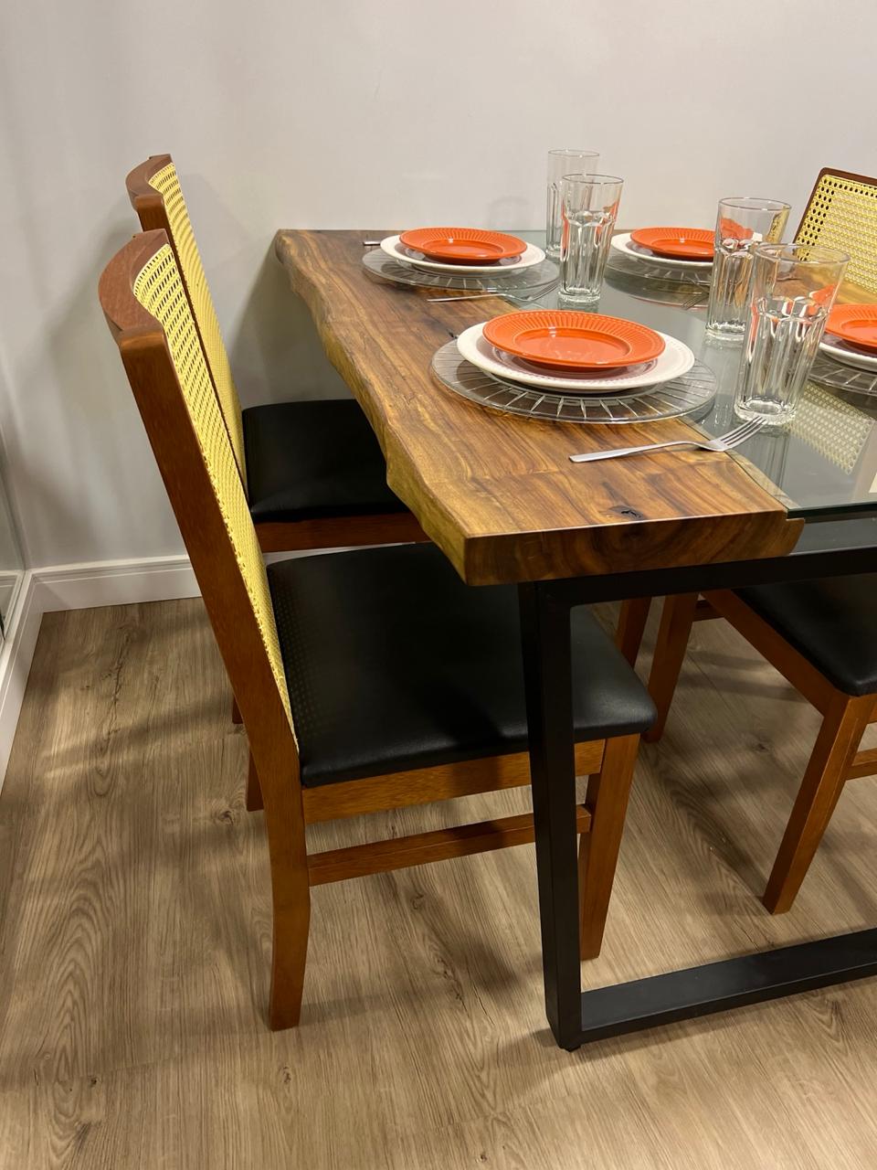 Artesão trabalhando no acabamento manual de uma mesa de madeira maciça no ateliê Arwo