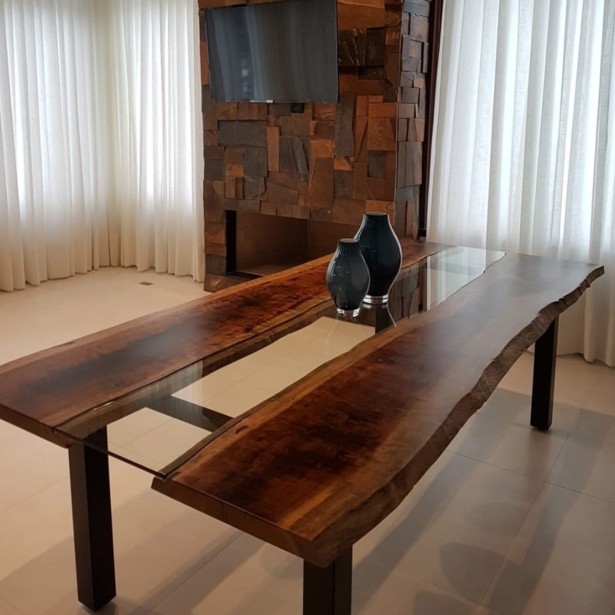 Mesa de jantar imponente em madeira maciça de imbuia em uma sala de jantar luxuosa com iluminação quente