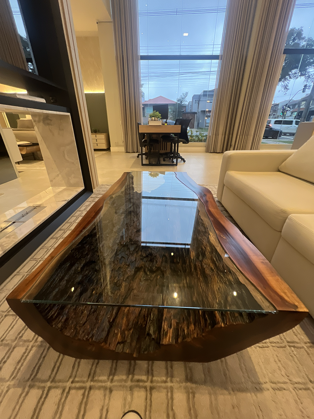 Mesa de centro orgânica de madeira maciça em sala de estar luxuosa com luz natural
