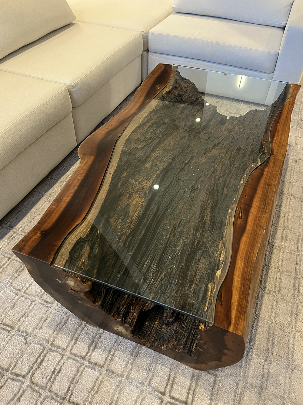 Detalhe técnico da borda orgânica live edge em madeira nobre certificada