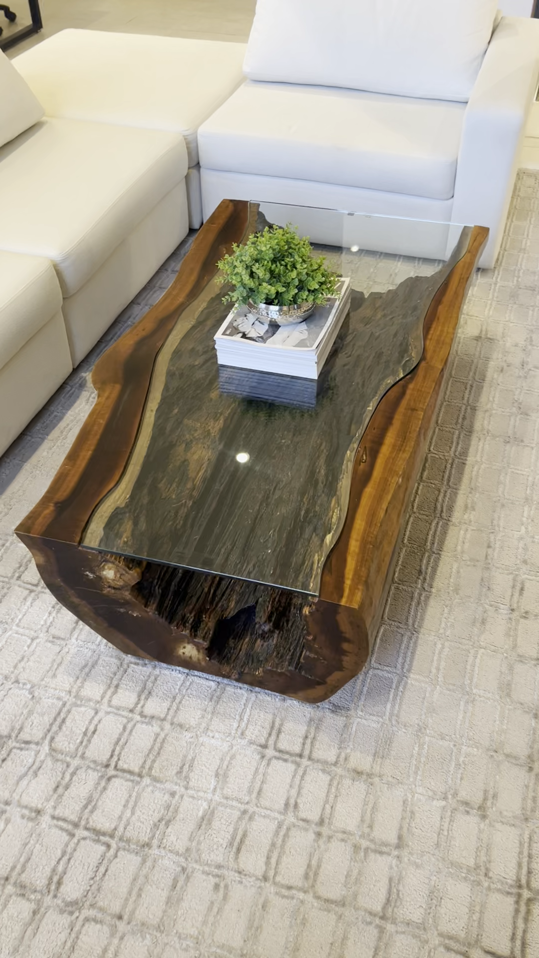 Mesa de madeira maciça autoral em escritório corporativo premium com design moderno