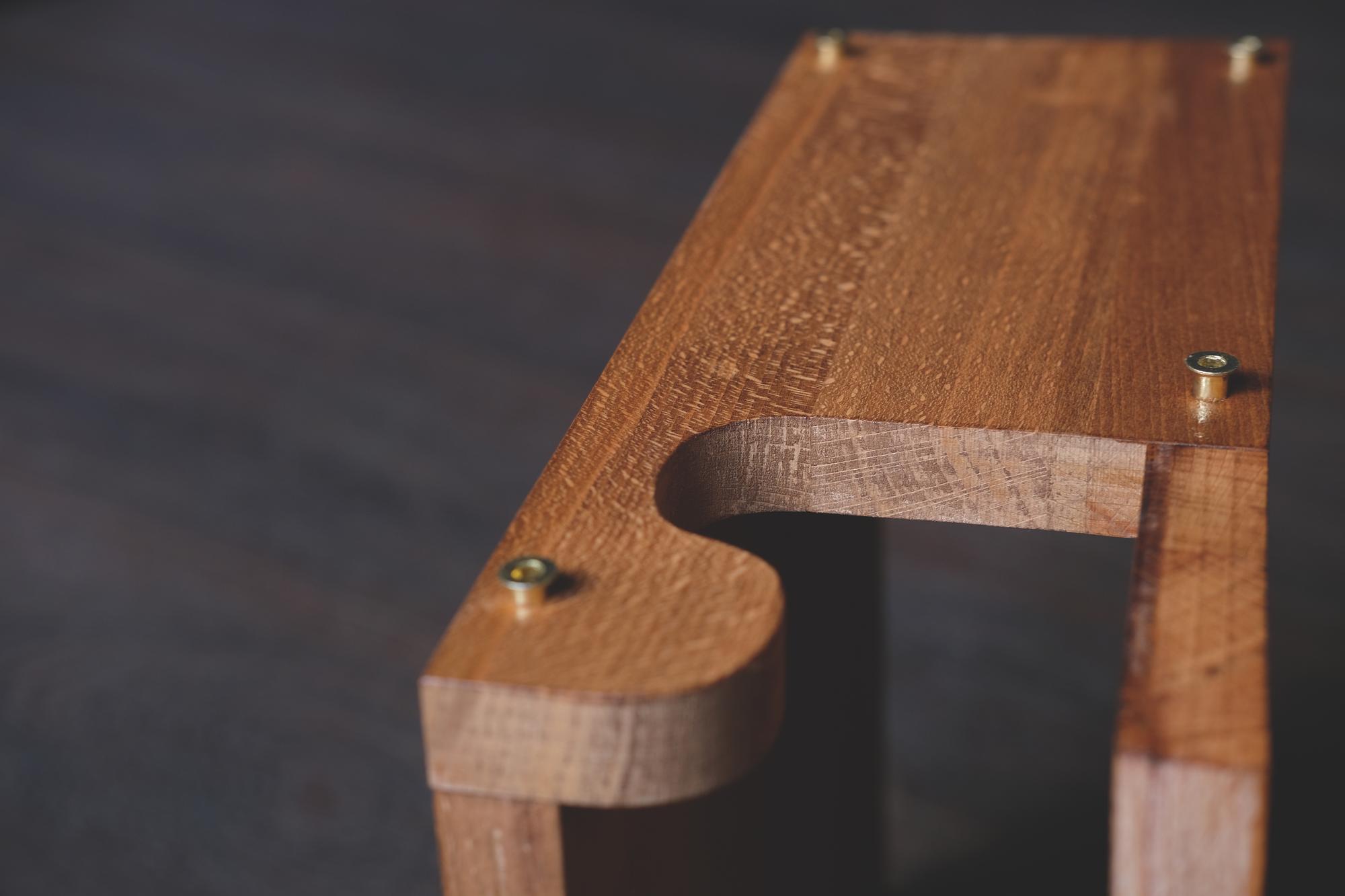 Detalhe dos veios e da textura de uma mesa de madeira maciça Arwo com acabamento em verniz fosco e bordas Live Edge