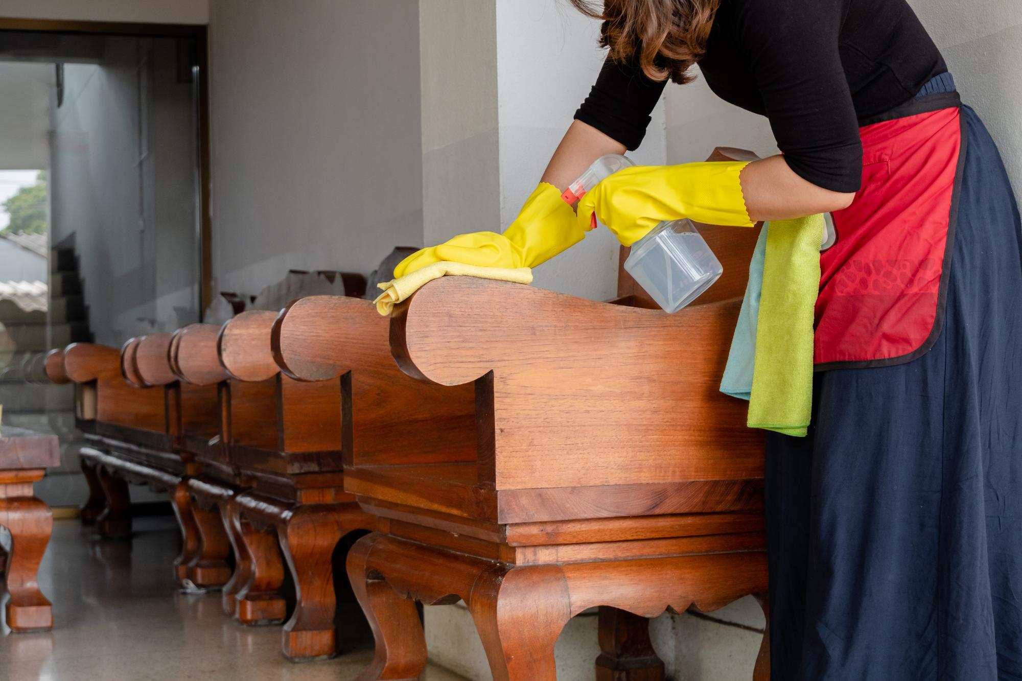 Seção média de trabalhadores a limpar cadeiras em casa