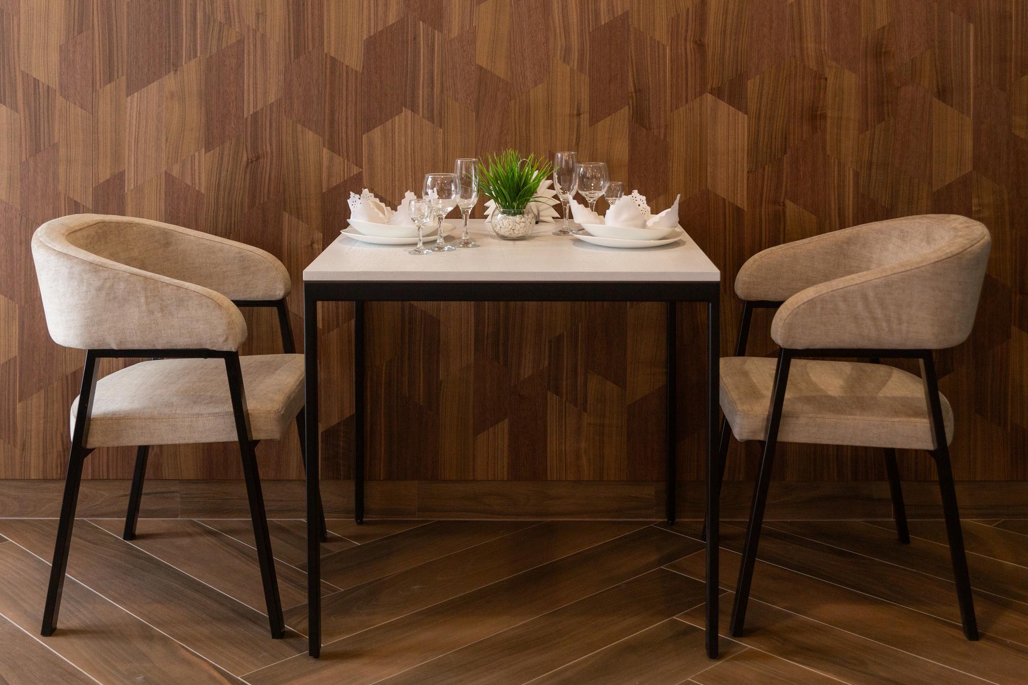 Mesa montada para dois em um restaurante de cafeteria