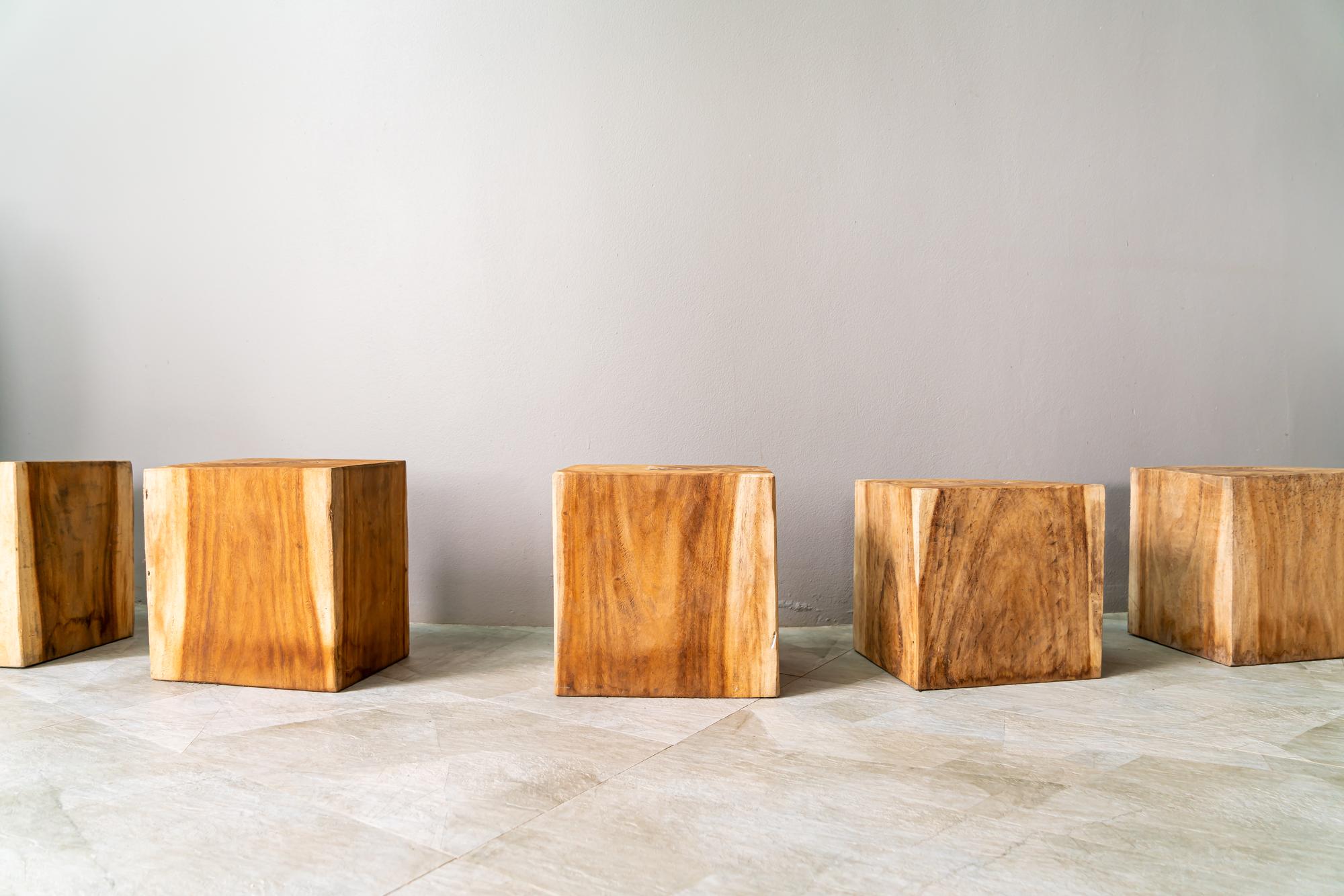 Detalhe de borda orgânica (live edge) em uma mesa de jantar, destacando os anéis de crescimento da madeira