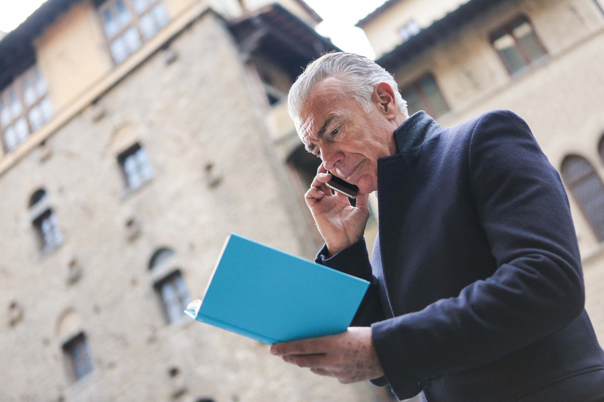 Homem de negócios sênior, falando em um smartphone