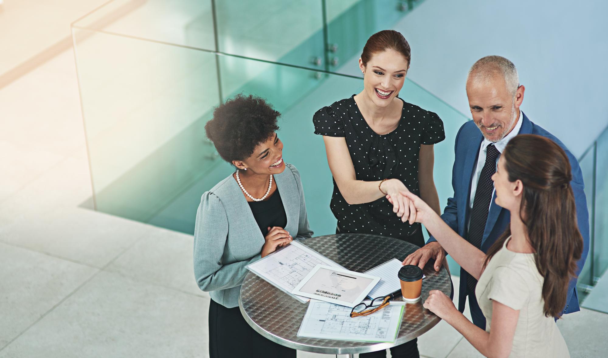 Formando parcerias para fortalecer negócios Foto recortada de um grupo de empresários apertando as mãos durante uma reunião em um escritório
